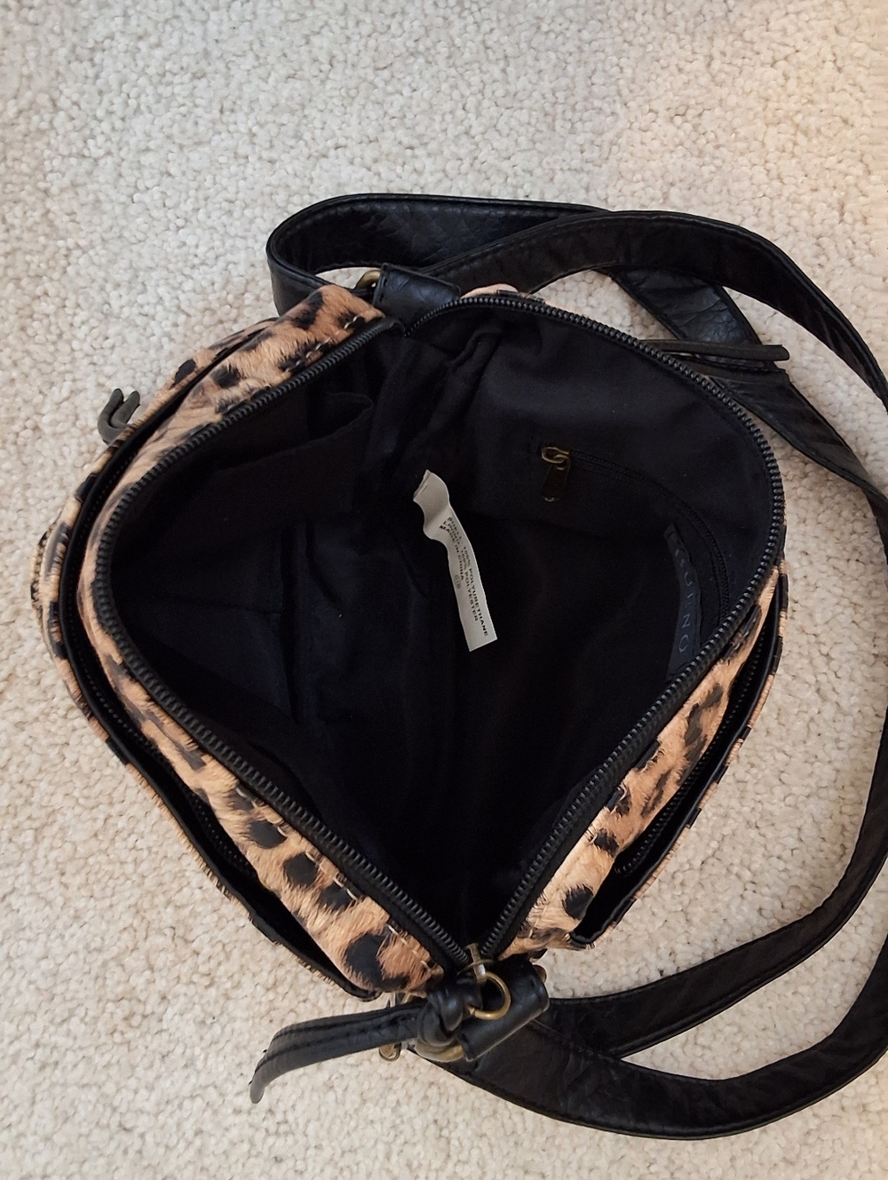 Bueno, NWOT, Leopard Print Crossbody Bag with Black Strap + Keychain - Picture 6 of 8